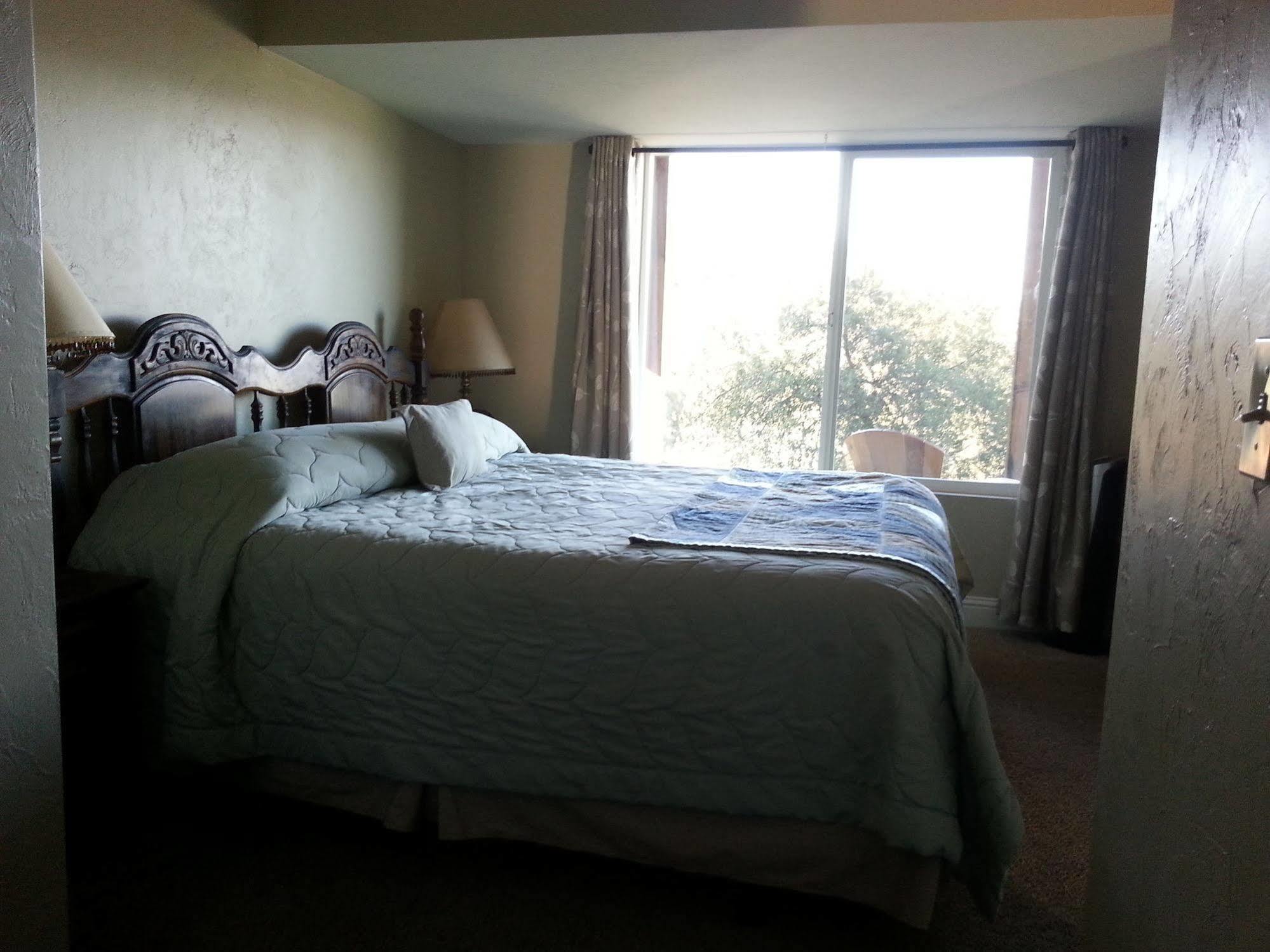 Yosemite Sierra View Bed & Breakfast Оукхърст Екстериор снимка