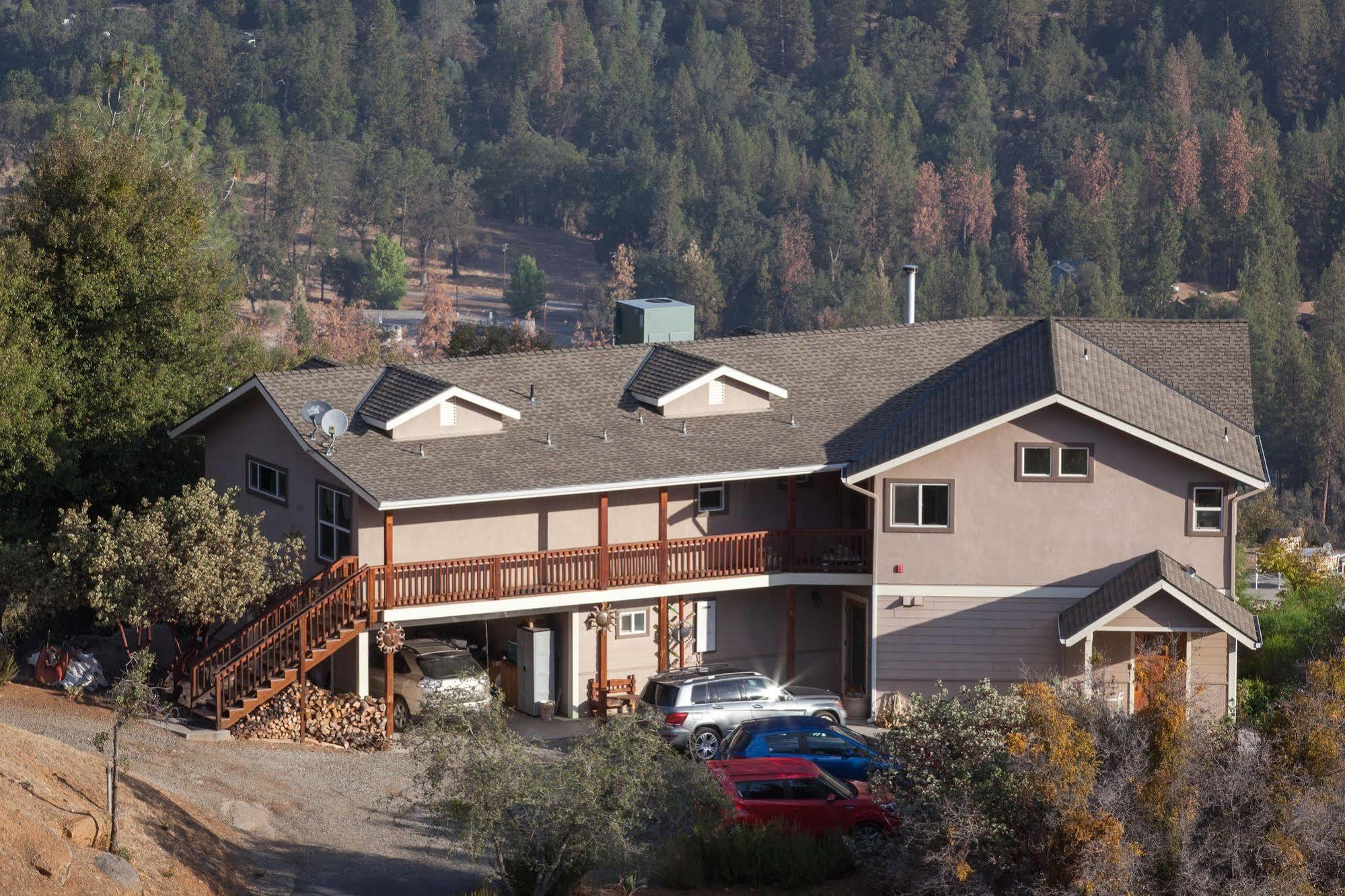 Yosemite Sierra View Bed & Breakfast Оукхърст Екстериор снимка